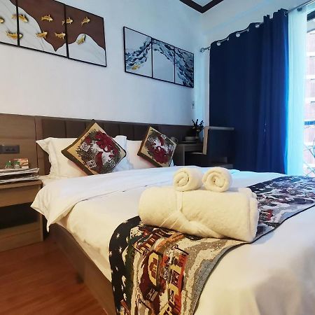 Warm Makati Aparthotel Makati City ภายนอก รูปภาพ