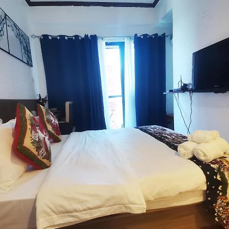 Warm Makati Aparthotel Makati City ภายนอก รูปภาพ