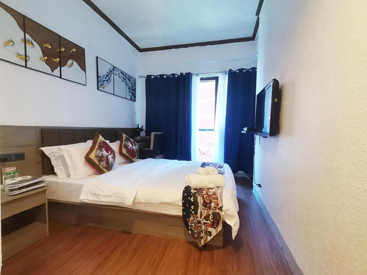 Warm Makati Aparthotel Makati City ภายนอก รูปภาพ