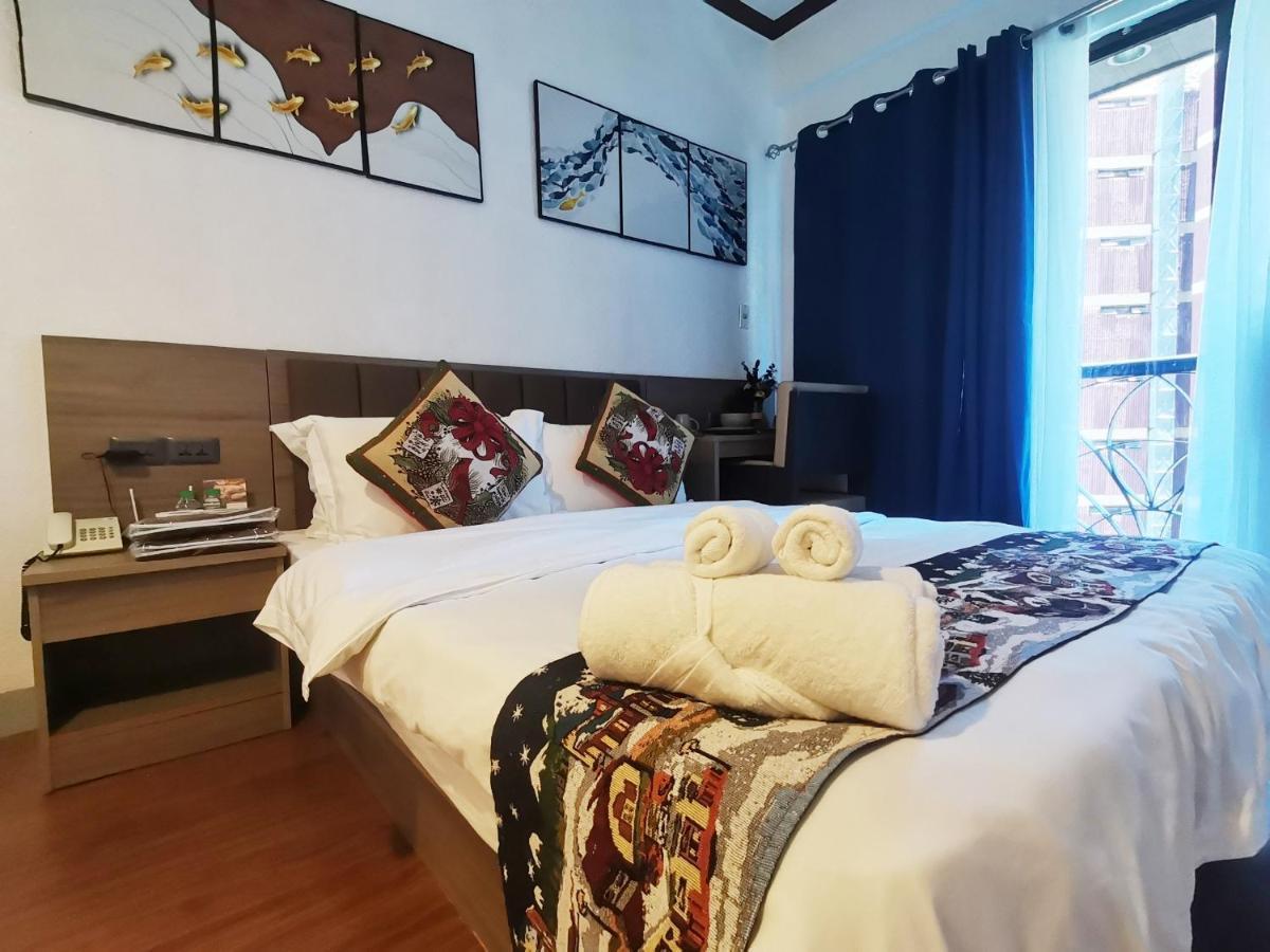 Warm Makati Aparthotel Makati City ภายนอก รูปภาพ