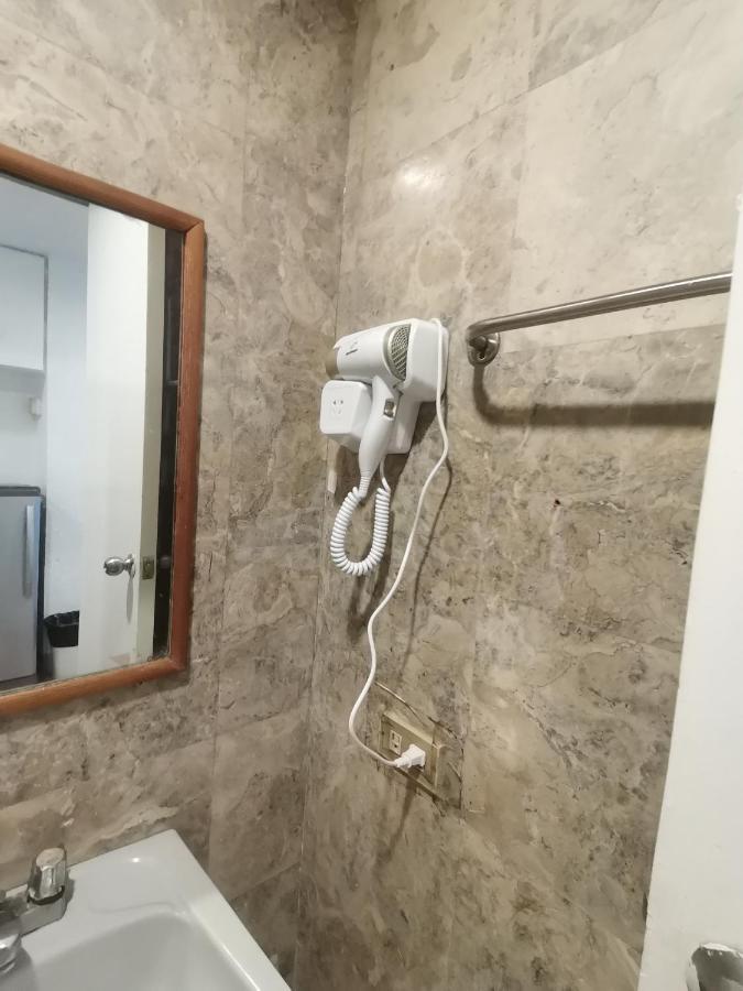 Warm Makati Aparthotel Makati City ภายนอก รูปภาพ