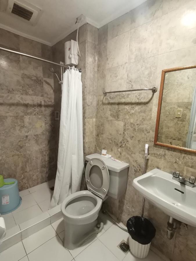 Warm Makati Aparthotel Makati City ภายนอก รูปภาพ
