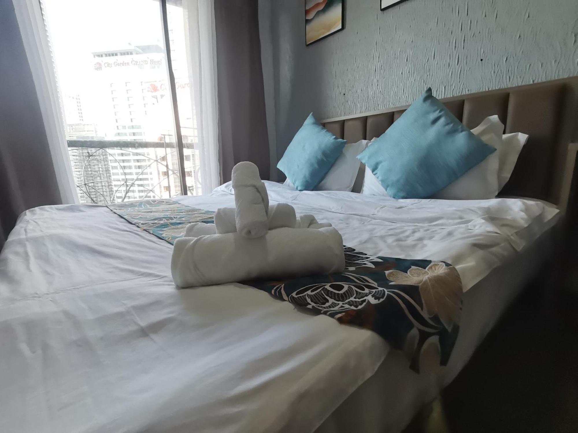 Warm Makati Aparthotel Makati City ภายนอก รูปภาพ